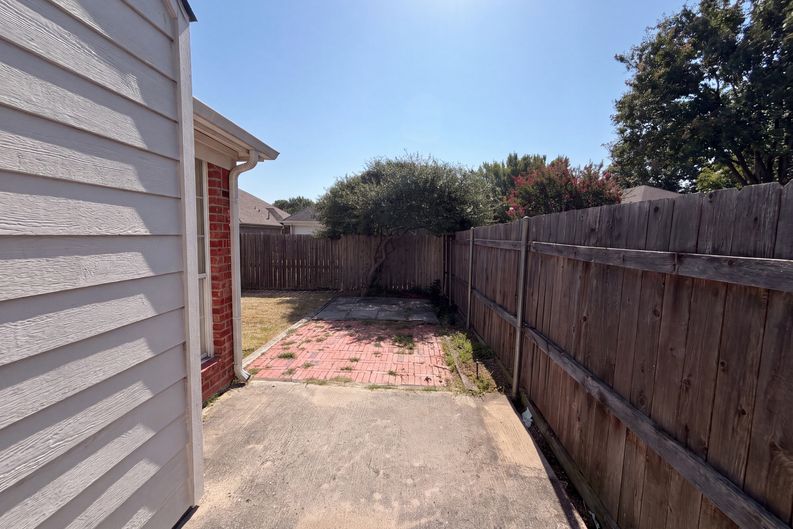 Photo 5 of 26 of 7008 Chateau Dr, Frisco, TX
