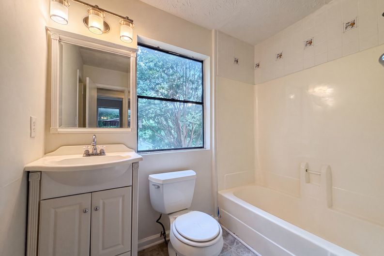 Photo 17 of 25 of 3808 Shane Ct, Ellenwood, GA