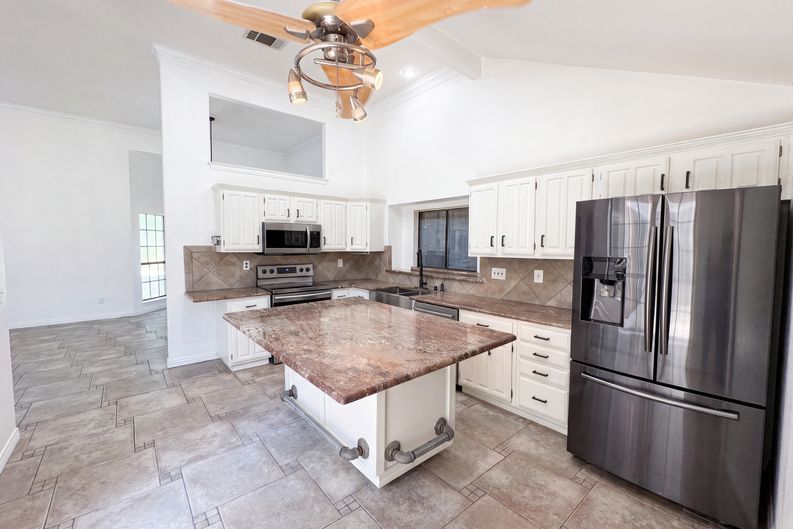 Photo 8 of 18 of 1613 Mullins Dr, Plano, TX