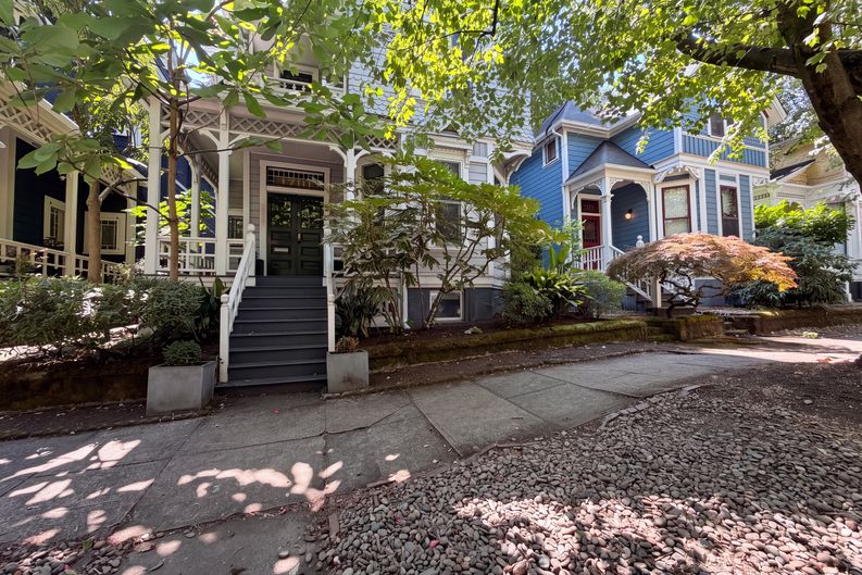 Photo 8 of 34 of 1710 NW Hoyt St, Portland, OR
