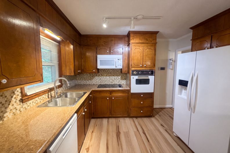 Photo 6 of 16 of 608 E Morehead St, Reidsville, NC