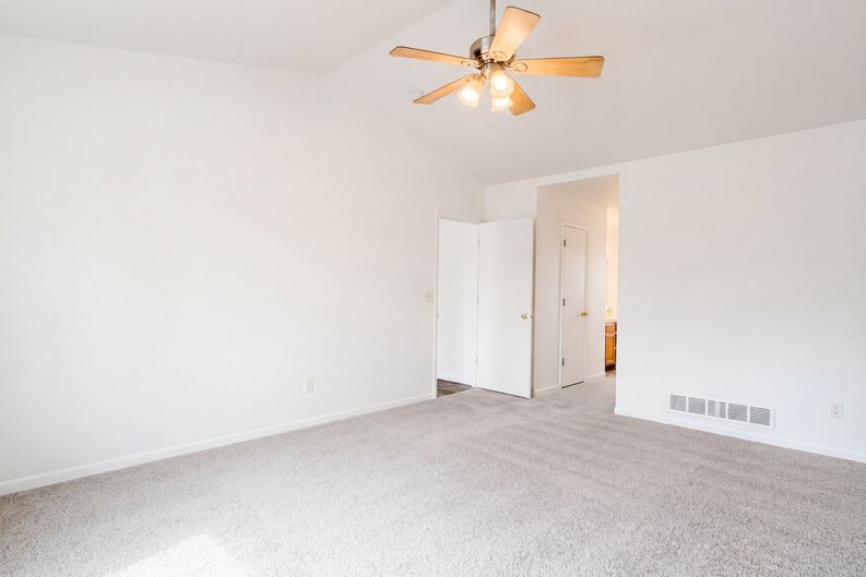 Photo 11 of 28 of 4098 La Junta Dr, Loveland, CO