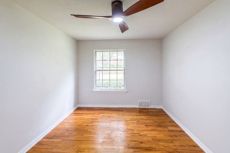 Photo 4 of 24 of 8839 Sweetwater Dr, Dallas, TX
