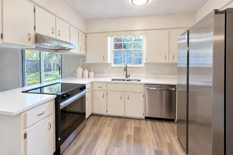 Photo 3 of 14 of 13632 Lanier Rd, Jacksonville, FL