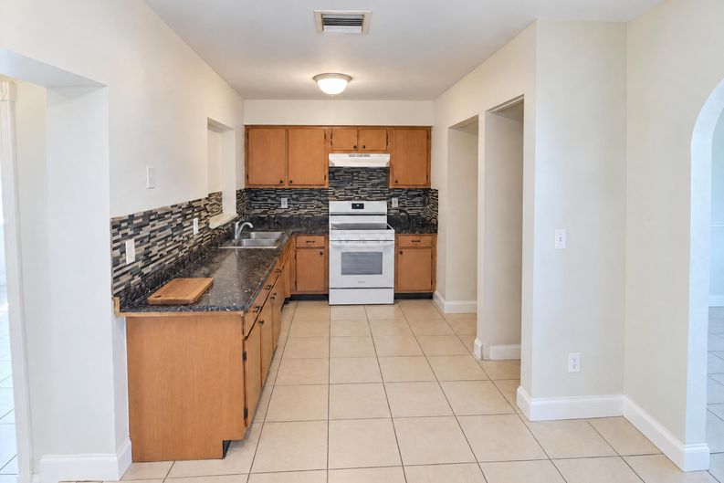 Photo 3 of 18 of 154 SE Soneto Ct, Port Saint Lucie, FL