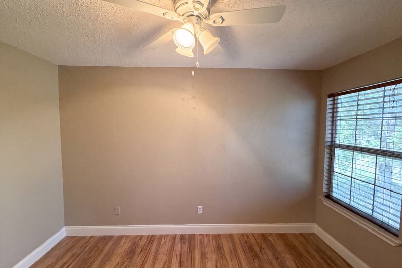 Photo 12 of 20 of 6604 N Chesterfield Dr, Fort Worth, TX
