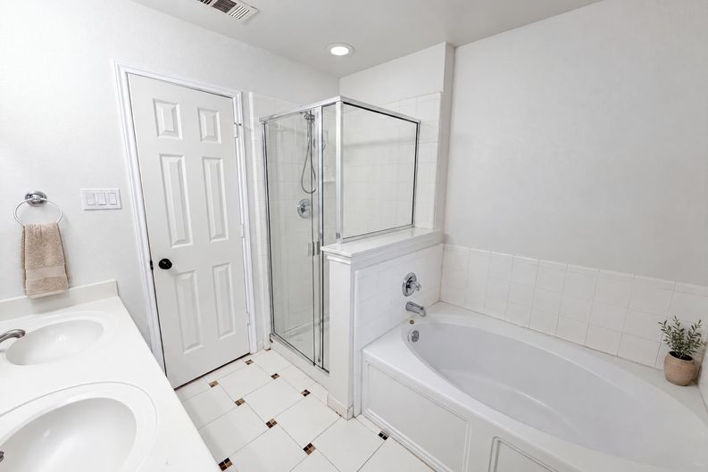 Photo 16 of 19 of 111 Forest Park Ln, Red Oak, TX