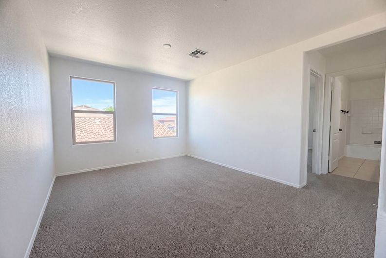 Photo 4 of 18 of 1043 E Daniella Dr, San Tan Valley, AZ