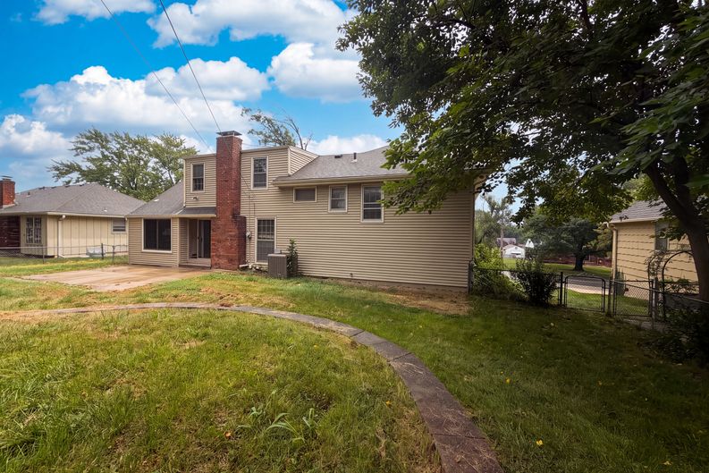 Photo 22 of 27 of 6916 N Overland Dr, Kansas City, MO