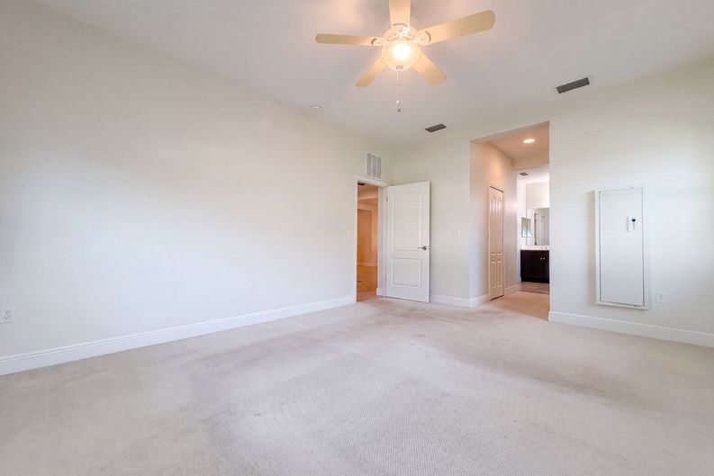 Photo 25 of 47 of 1416 Hickory View Cir, Parrish, FL