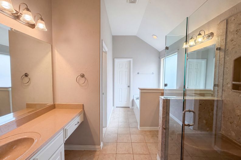 Photo 16 of 32 of 10330 Sandbar Dr, Irving, TX
