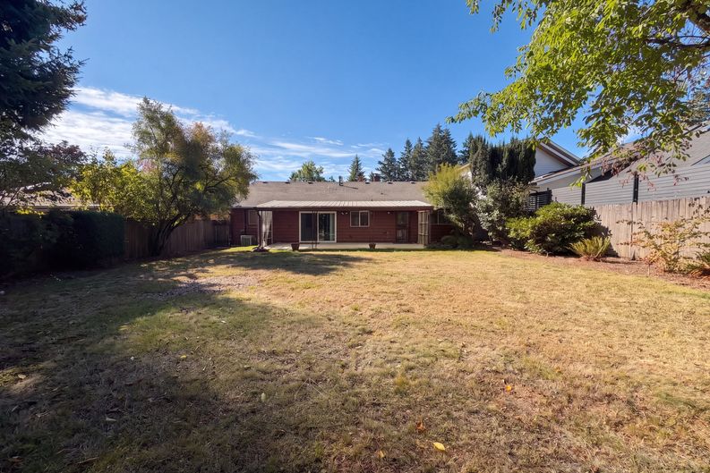 Photo 6 of 18 of 10235 NE Thompson St, Portland, OR