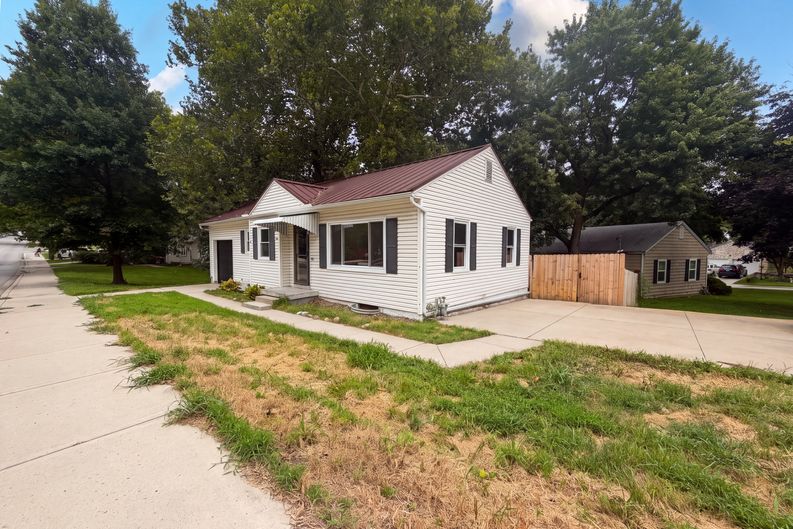 Photo 12 of 22 of 5419 Roe Blvd, Roeland Park, KS