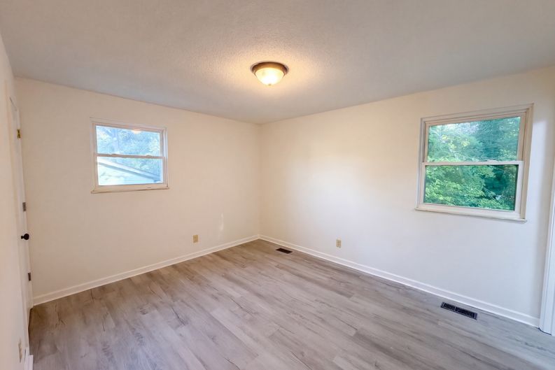 Photo 17 of 27 of 7301 Meadowbrook Cir, Knoxville, TN