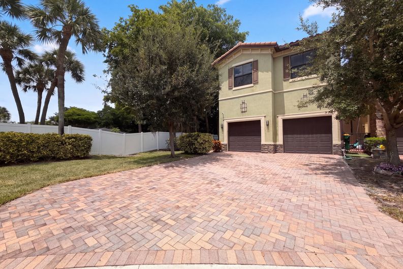 Photo 25 of 30 of 4967 NW 59th St, Tamarac, FL