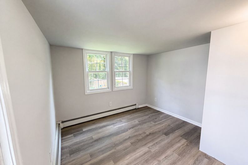 Photo 4 of 13 of 936 Grove Ave, Laurence Harbor, NJ