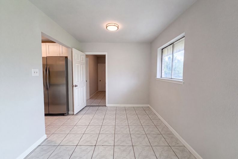 Photo 6 of 18 of 12510 Daventry Ln, Houston, TX