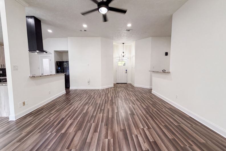 Photo 7 of 17 of 4011 Hunnington Dr, Conroe, TX