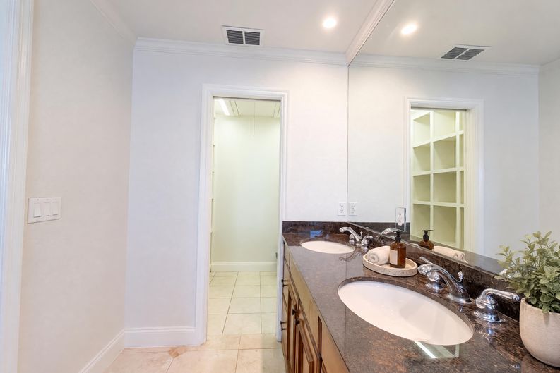 Photo 12 of 43 of 3705 Malec Cir, Sarasota, FL