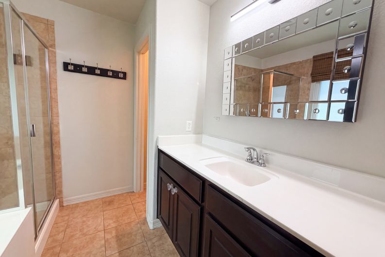 Photo 9 of 22 of 13804 Long Shadow Dr, Manor, TX