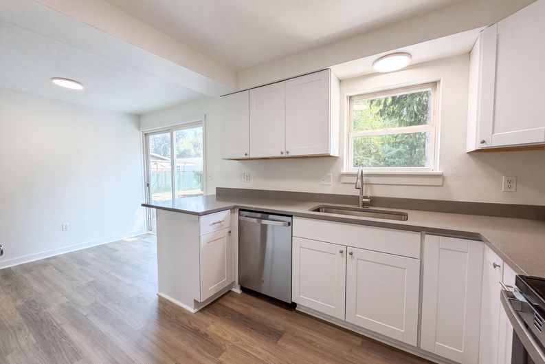 Photo 6 of 17 of 5216 SE 132nd Ave, Portland, OR