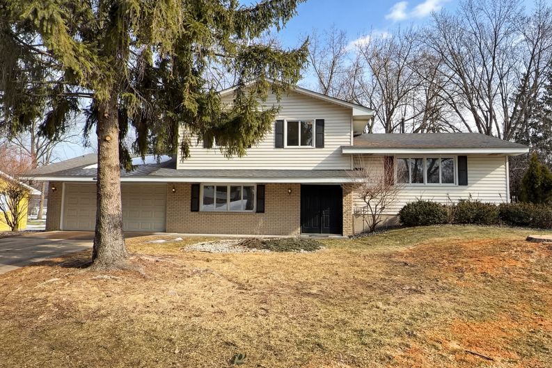 Photo 16 of 25 of 3480 Milton St N, Shoreview, MN