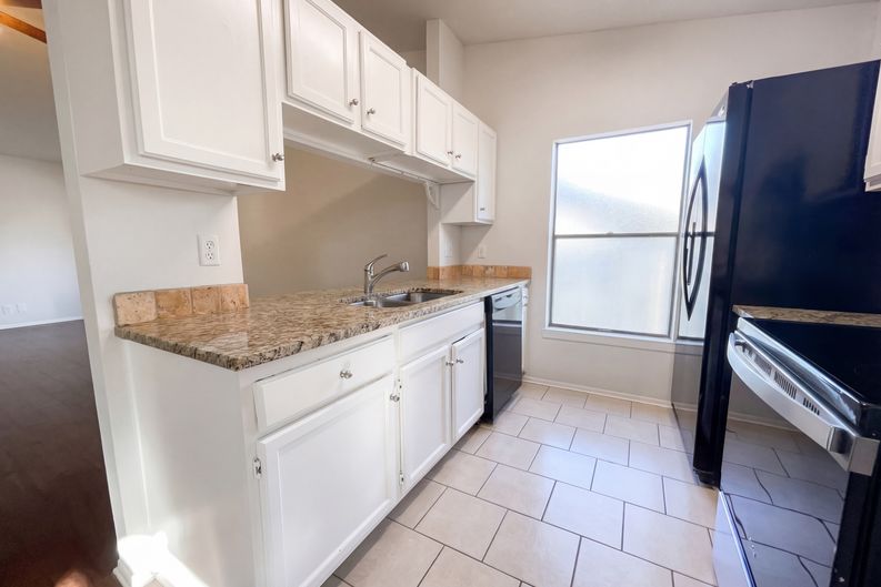 Photo 8 of 16 of 15009 Winter View Dr, San Antonio, TX