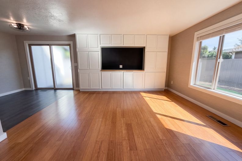 Photo 3 of 14 of 1320 NE 17th St, Gresham, OR