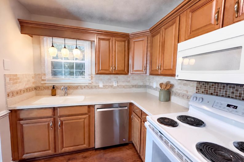 Photo 7 of 26 of 3040 Raymonds Ct, Loganville, GA