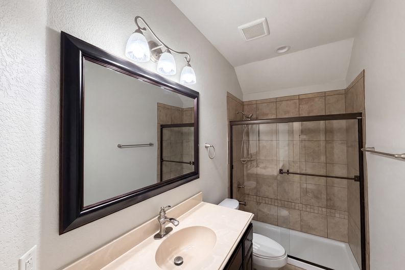 Photo 6 of 20 of 709 Ravenwood Dr, Saginaw, TX