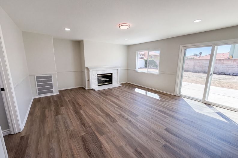 Photo 3 of 26 of 2371 W Via Bello Dr, Rialto, CA