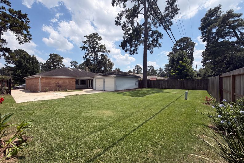 Photo 5 of 18 of 2503 Whispering Springs Dr, Spring, TX