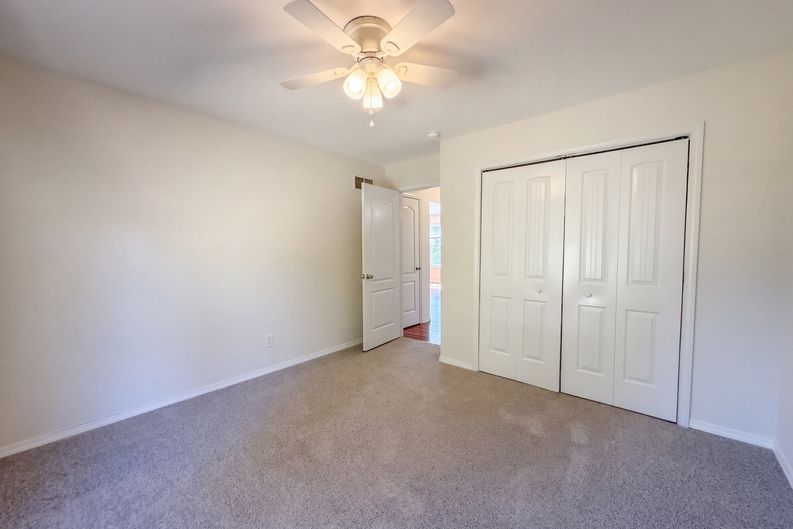 Photo 12 of 23 of 897 Stone Gate Dr, De Soto, MO