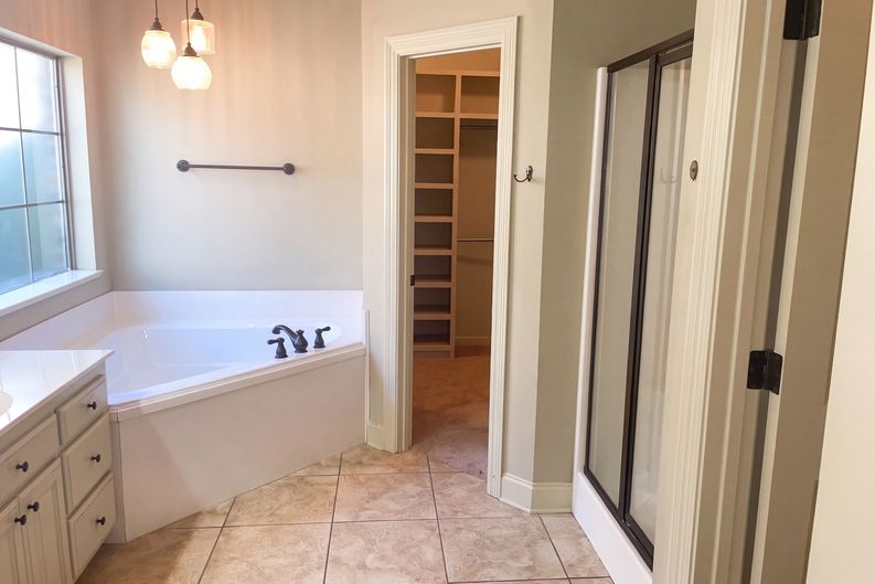 Photo 11 of 18 of 2621 Middletowne Dr, Zachary, LA