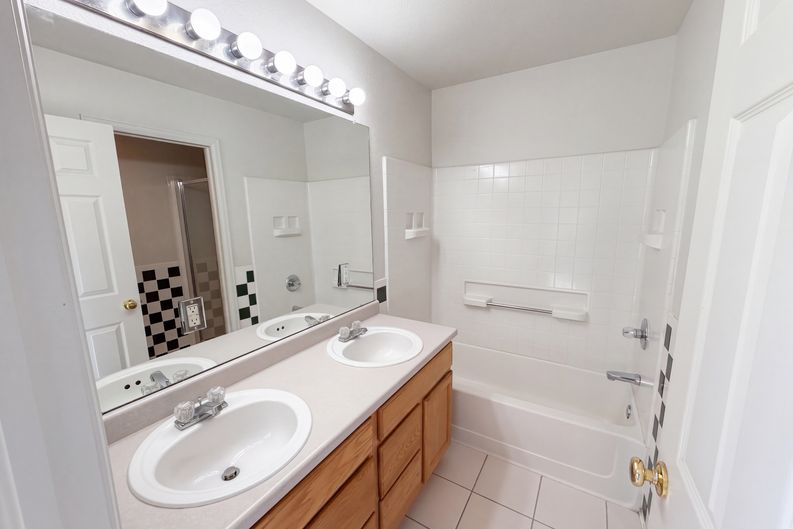 Photo 11 of 27 of 10009 Strathfield Ln, Highlands Ranch, CO