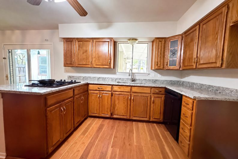 Photo 3 of 27 of 3411 Halifax Dr, Arlington, TX