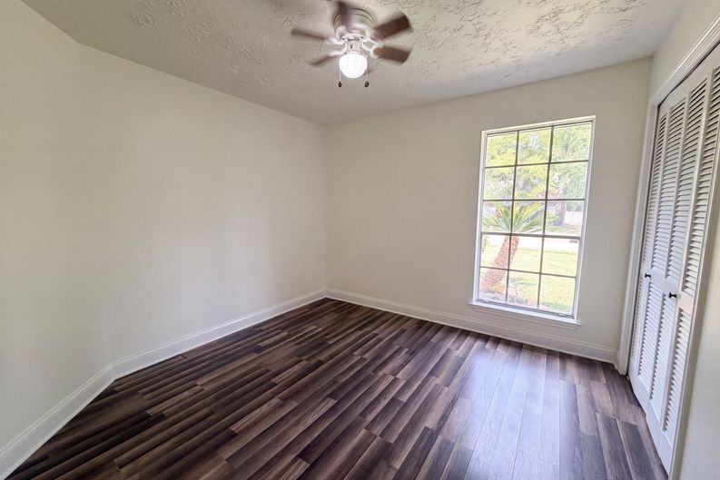 Photo 4 of 17 of 4011 Hunnington Dr, Conroe, TX