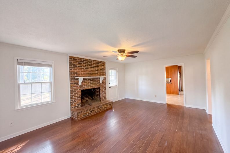 Photo 3 of 24 of 4706 Pineywood Dr SW, Decatur, AL