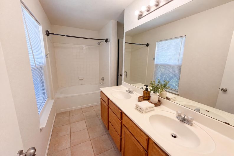 Photo 14 of 21 of 305 Edgewood Cv, Leander, TX