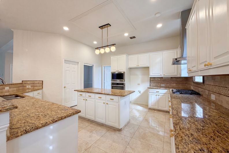 Photo 8 of 33 of 1429 Greenbriar Dr, Allen, TX