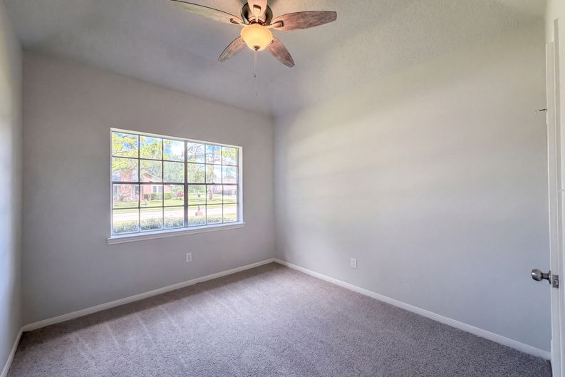 Photo 13 of 23 of 1102 Londonderry Ave, Friendswood, TX