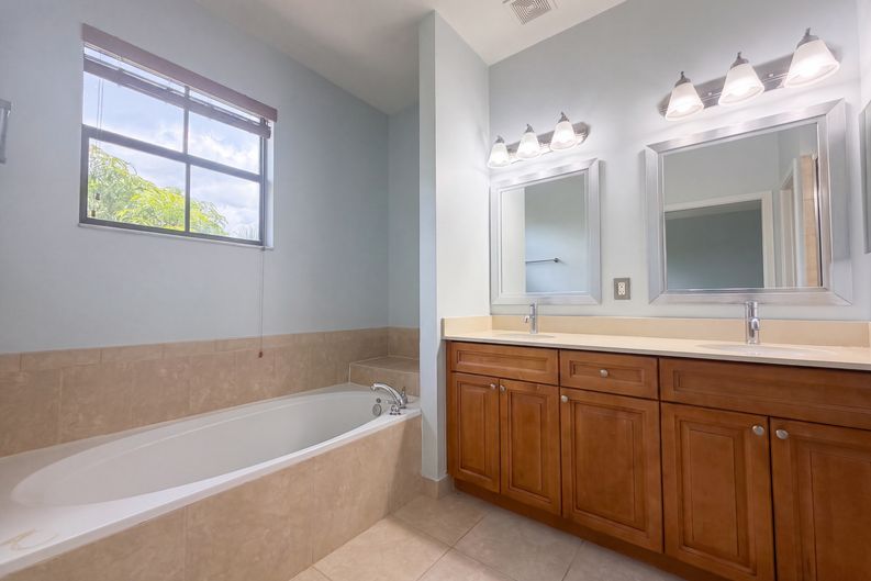 Photo 11 of 30 of 4967 NW 59th St, Tamarac, FL