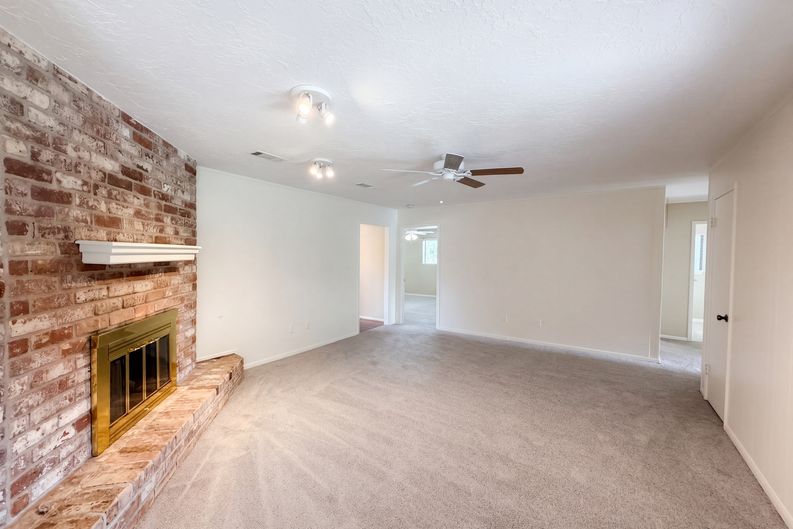 Photo 3 of 29 of 11819 Amblewood Dr, Meadows Place, TX