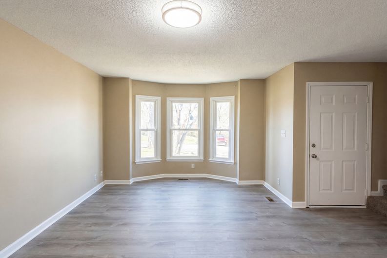 Photo 3 of 23 of 1157 Woodbridge Dr, Clarksville, TN