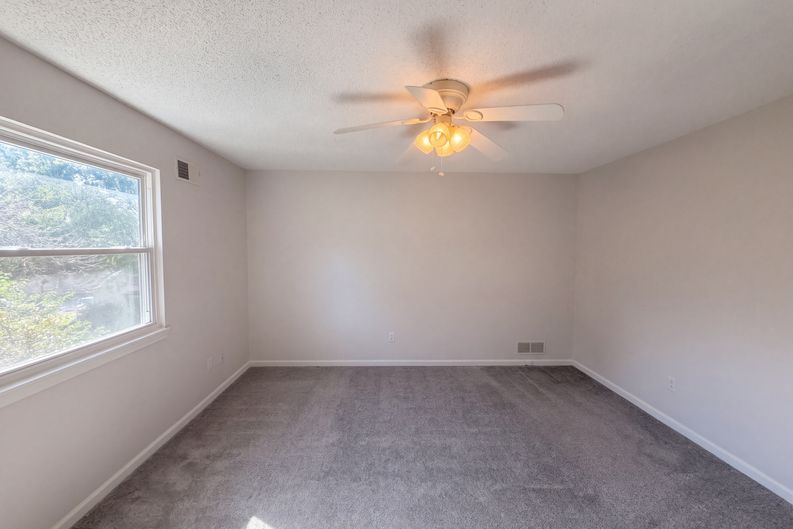 Photo 7 of 21 of 10002 W 86th St, Overland Park, KS