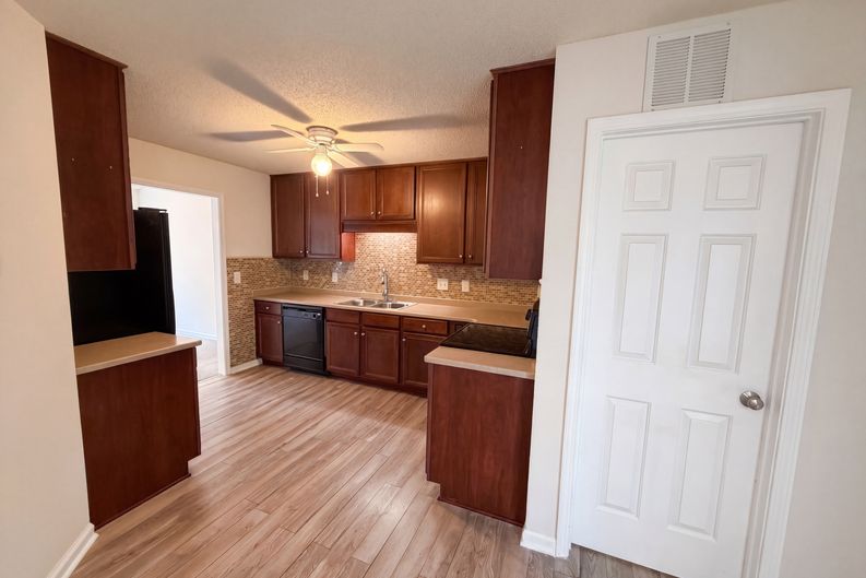 Photo 7 of 19 of 470 Kinsman Ct, Fuquay Varina, NC