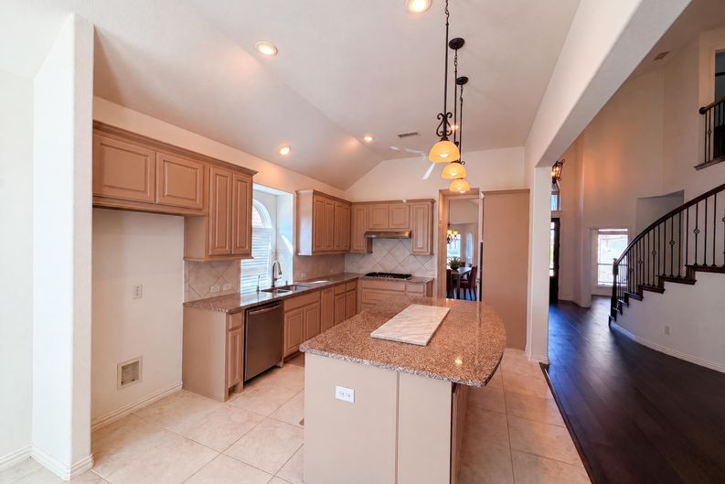 Photo 3 of 34 of 4305 Curlew Ln, Garland, TX