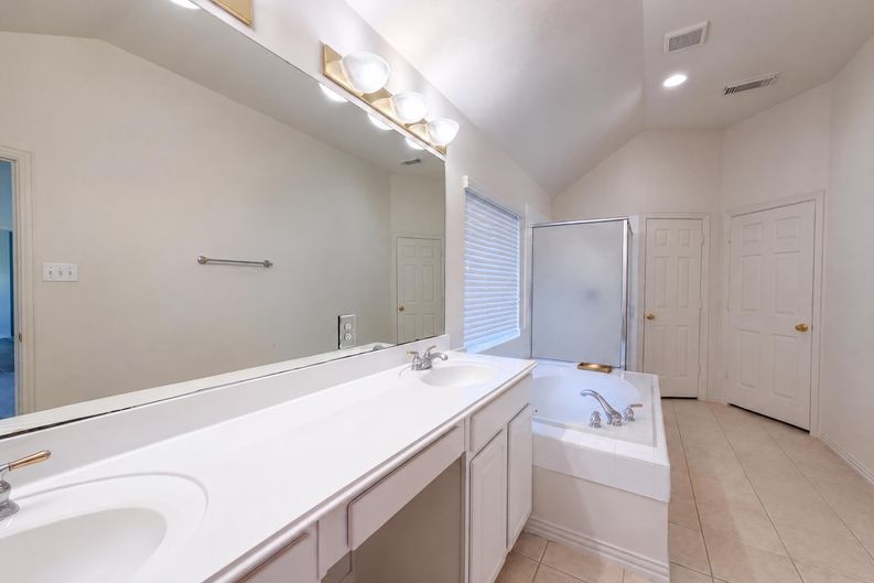 Photo 16 of 24 of 5307 Chatham Hill Ln, Houston, TX