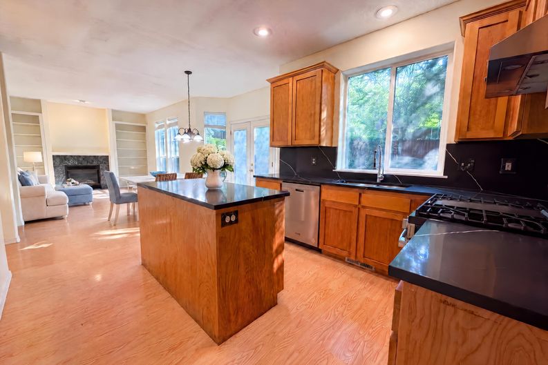 Photo 6 of 21 of 8348 SE 140th Ct, Portland, OR