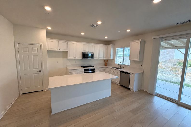 Photo 7 of 24 of 27744 Bay Ave, Moreno Valley, CA